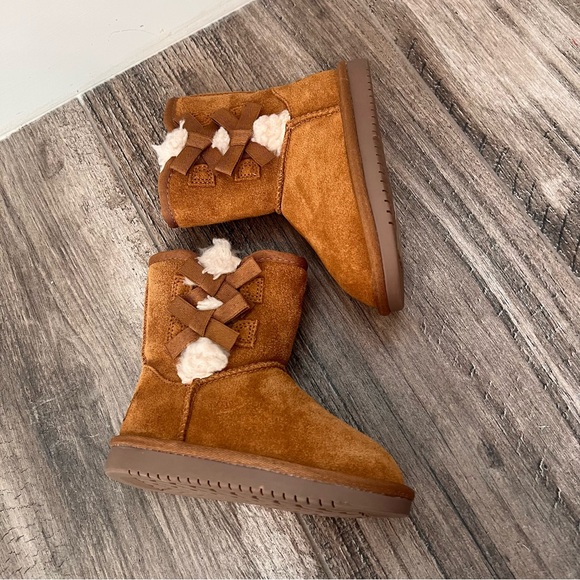 Koolaburra by UGG Victoria Short Winter Boots bow Brown fur Girls Size 8 NWT - Picture 4 of 13